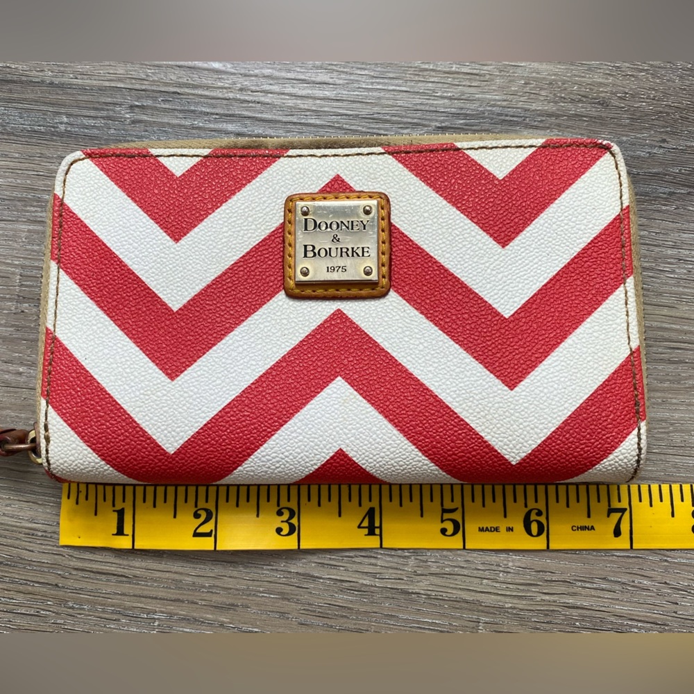 Red Dooney & Bourke Chevron Large Zip Around Wallet - Picture 7 of 7